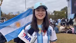 Cổ động viên Việt Nam cháy hết mình cùng Argentina